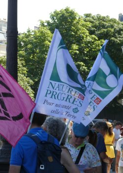 Rassemblement à Paris contre la loi Duplomb